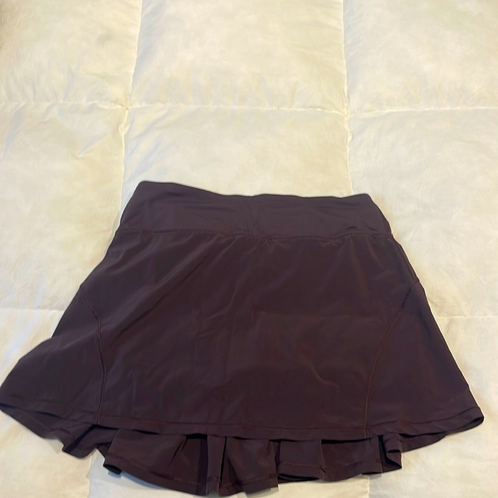 Maroon lululemon tennis skirt- size 4 tall - great condition